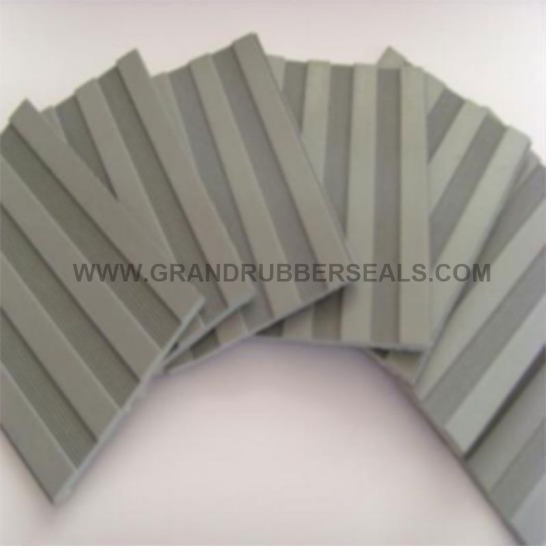 ⑧ 宽细条纹橡胶垫